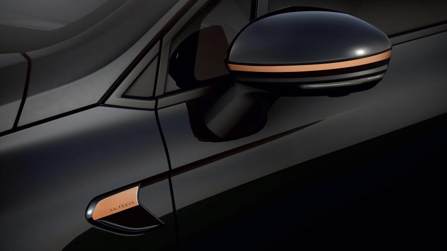 Детали интерьера Renault Clio Lutecia 2021 года  (фото 7 из 11)
